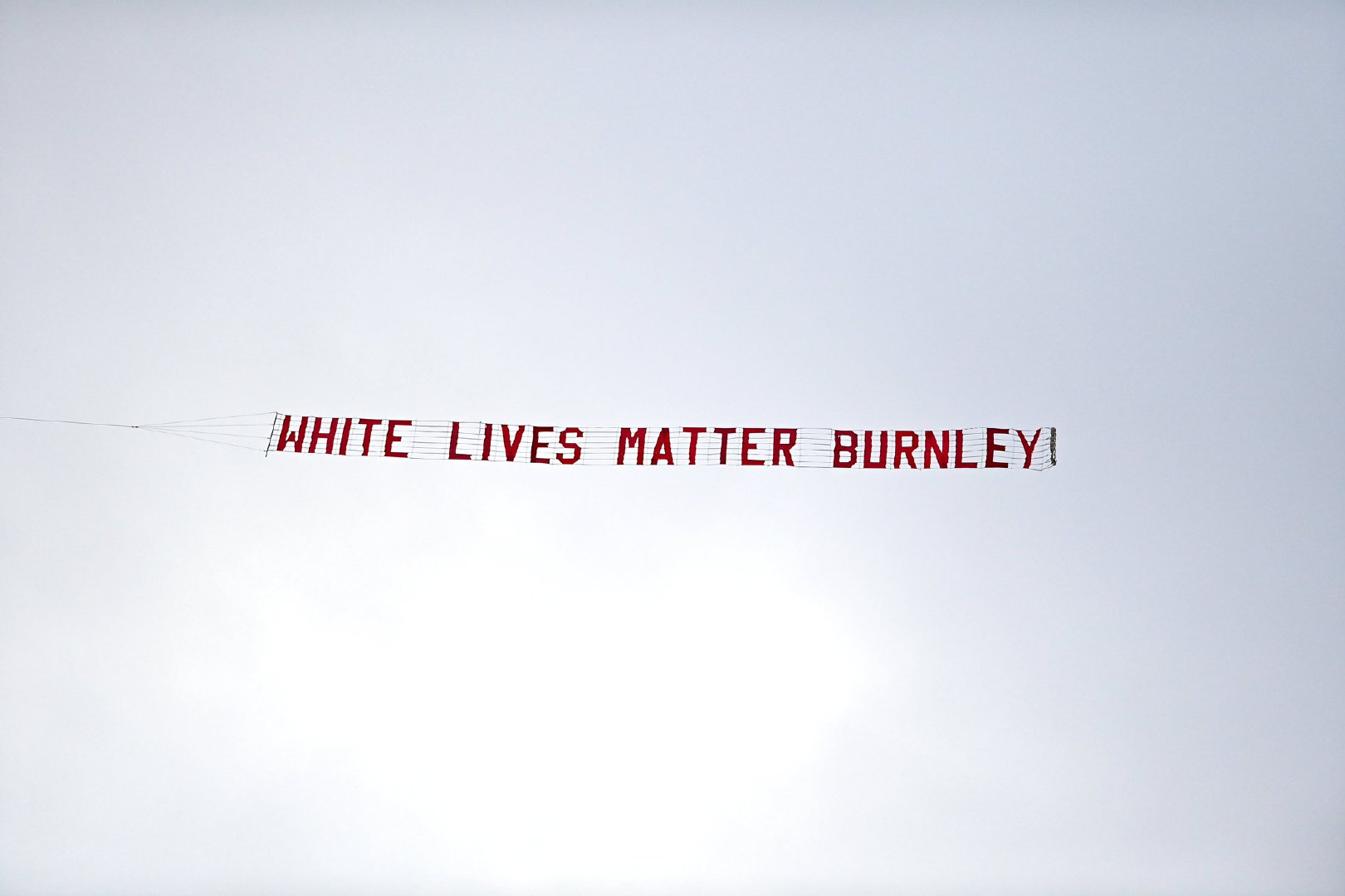 在曼城同伯恩利的竞赛赛前球场上空有飞机拉出横幅白人的命也是