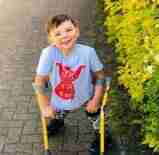 切尔西球员阿斯皮利奎塔约请了一名5岁的双腿残疾儿童观赏蓝军训