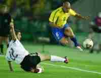 四国赛上，巴西后卫罗伯特-卡洛斯打进了足球历史上最精彩的恣意