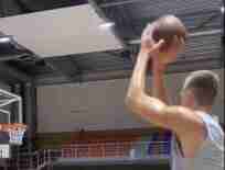 波尔津吉斯晒出一段自己的投篮练习视频
