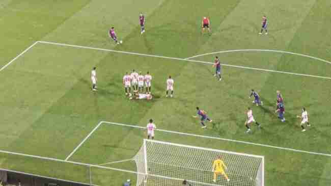 西甲第30轮巴萨0-0战平塞维利亚梅西第21分钟主罚的任意球几乎洞穿