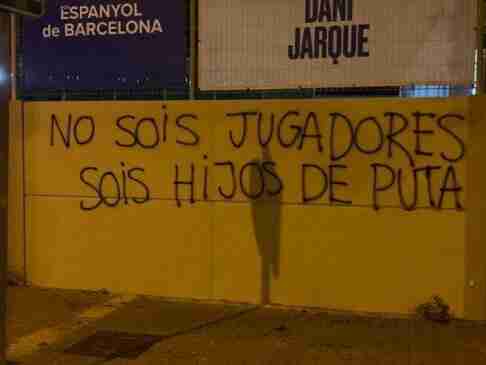 因对球队成果不满西班牙人球迷在俱乐部城墙上涂鸦了侮辱性词语