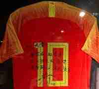 郑智国家队百场，王大雷晒出的球衣便是郑智那场竞赛的落场版球衣