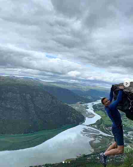 挪威国脚晒徒手悬挂陡崖练习照，队友：传闻你还挂在那儿呢？