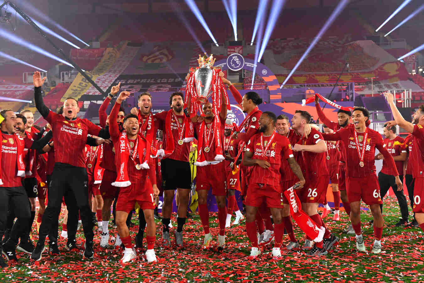利物浦满意捧杯，詹俊社媒热情庆祝：利物浦是冠军！！！！