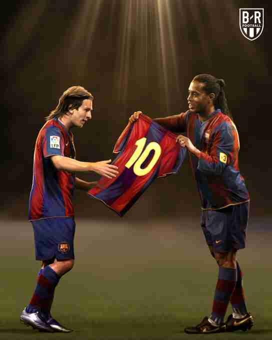2008年的今日，梅西正式穿上巴萨10号球衣