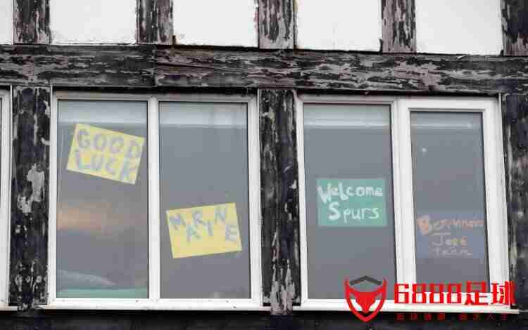 热刺足总杯对手球迷窗户上贴标语：欢迎热刺和若泽，祝帆海队好运