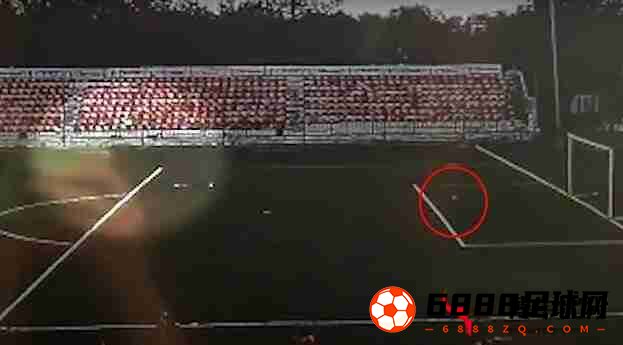 足球运动员射门时被一道闪电劈中,足球运动员射门时被一道闪电劈中，生死未卜