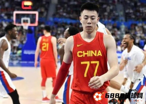 中国男篮惨遭菲律宾逆袭 赛后张镇麟愤怒踹广告牌引争议
